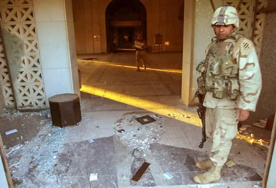 伊拉克首都巴格達被攻破後，美軍立刻砸碎拉希德酒店(Al-Rasheed Hotel)的美國總統地板